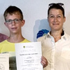 Ebermannstadts Bürgermeisterin Christiane Meyer ehrt Josua Stern für ersten Preis im Adam-Ries-Wettbewerb